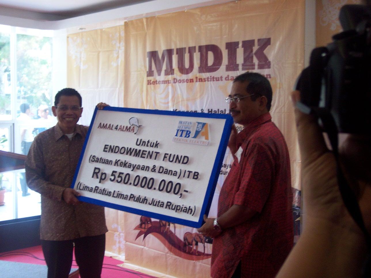Penyerahan secara simbolik donasi dari IA Elektro kepada Endowment Fund ITB