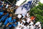 arak-arakan-wisuda-oktober-2010-itb-budaya-pelepasan-wisudawan