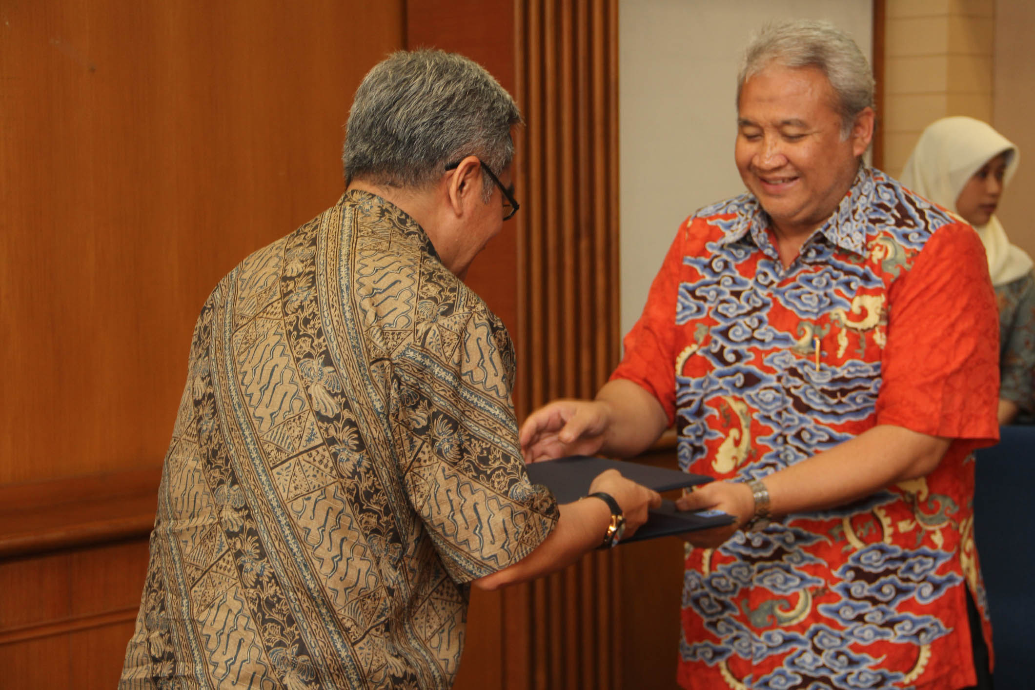 Serah terima cenderamata dengan PTPN VIII
