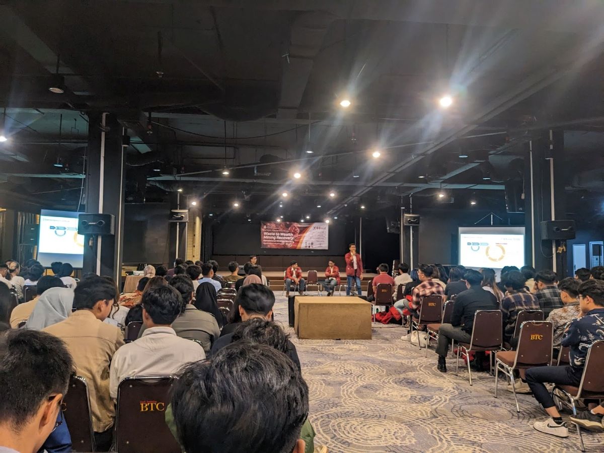 kolaborasi-hmj-kabinet-km-itb-dalam-kajian-suar-merah-bahas-kelayakan-urban-mining-menggantikan-conventional-mining