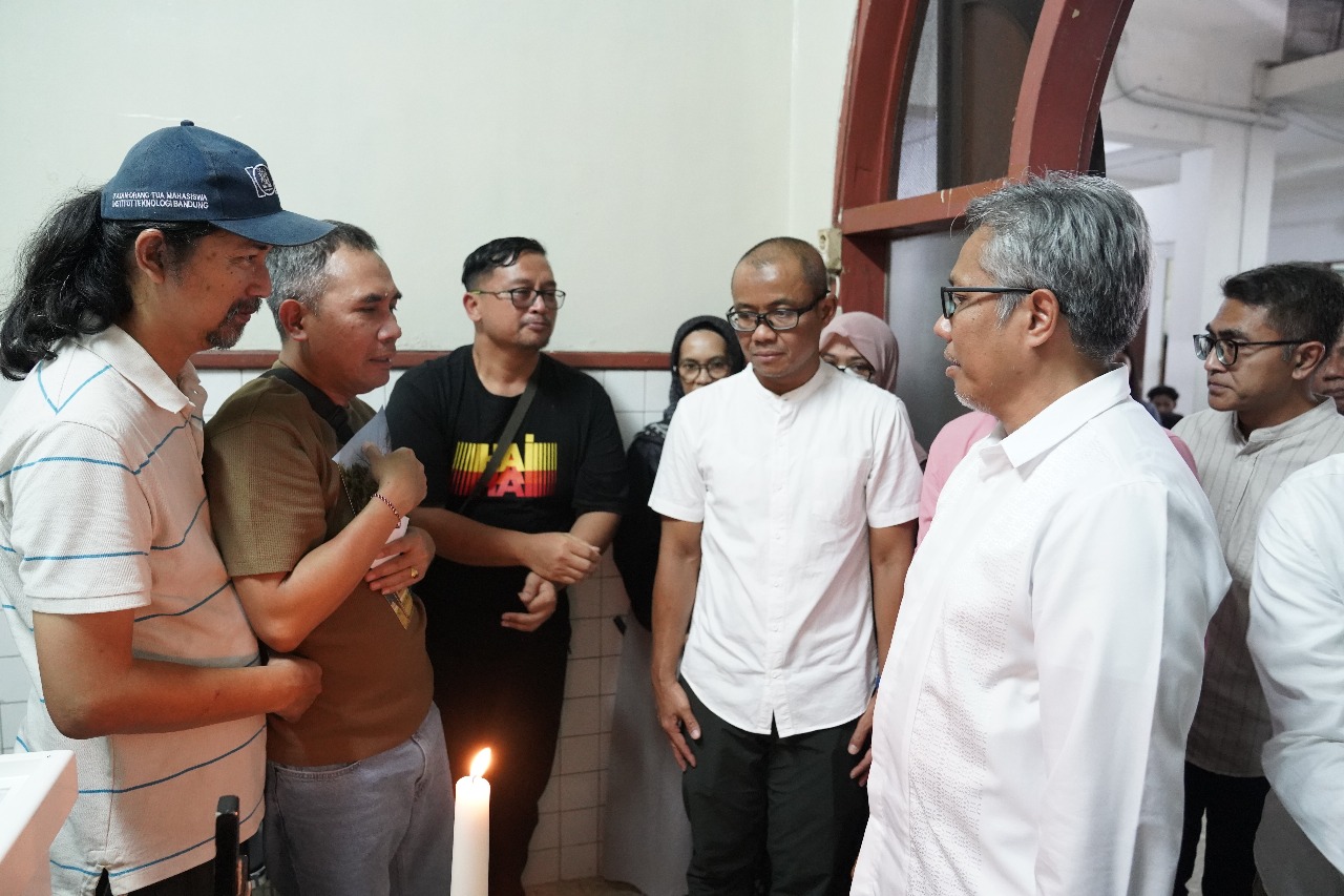 rektor-itb-melayat-dan-sampaikan-duka-cita-atas-meninggalnya-mahasiswa-odilia-aleta-davena