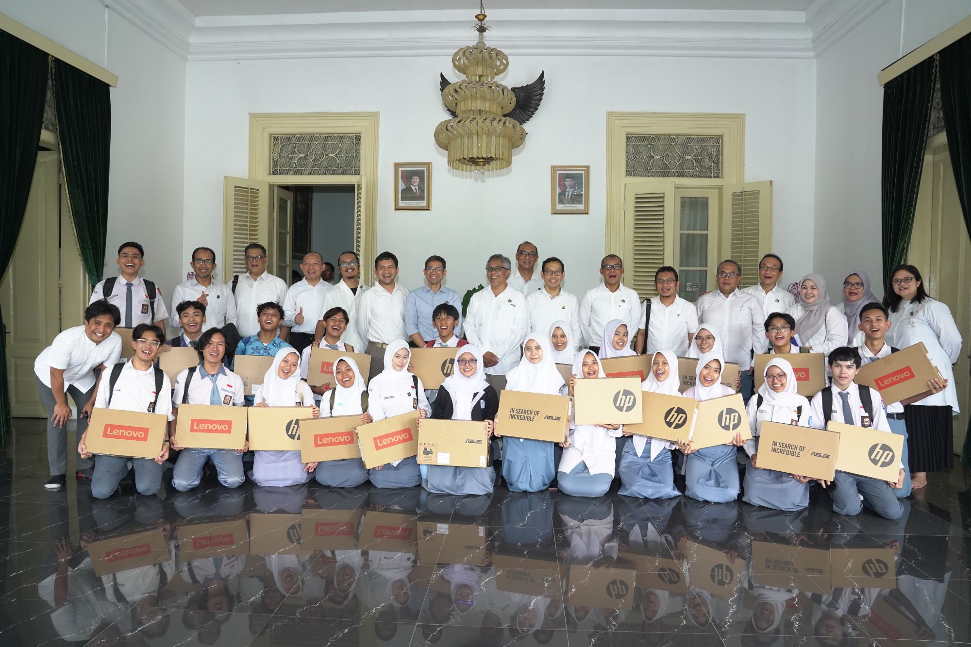 gubernur-jabar-beri-bantuan-dana-pendidikan-dan-laptop-bagi-22-calon-mahasiswa-berprestasi-itb
