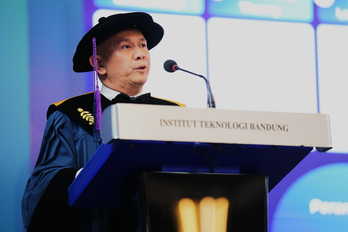 guru-besar-sbm-itb-prof-donald-crestofel-lantu-sampaikan-orasi-ilmiah-membangun-budaya-kepemimpinan-berbasis-ekosistem-berkelanjutan