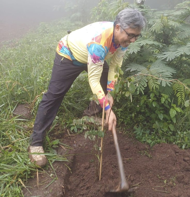 exploring-nature-and-education-itb-rector-plants-sonokeling-seedlings-at-gunung-geulis
