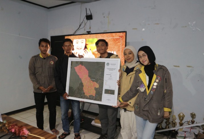 itb-students-community-service-strengthens-agricultural-land-resilience-in-sukawangi-village