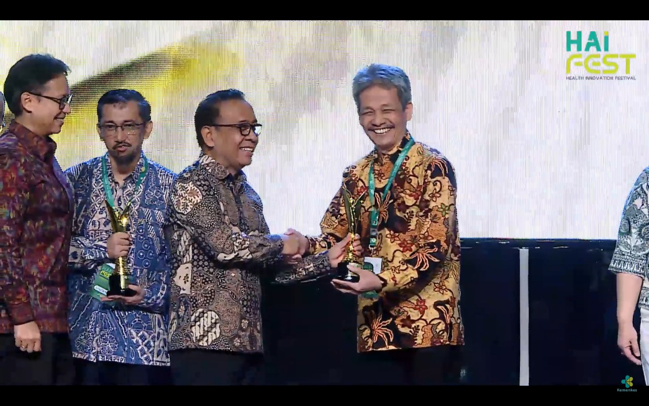 membanggakan-prof-elfahmi-raih-penghargaan-kemenkes-atas-riset-tanaman-obat