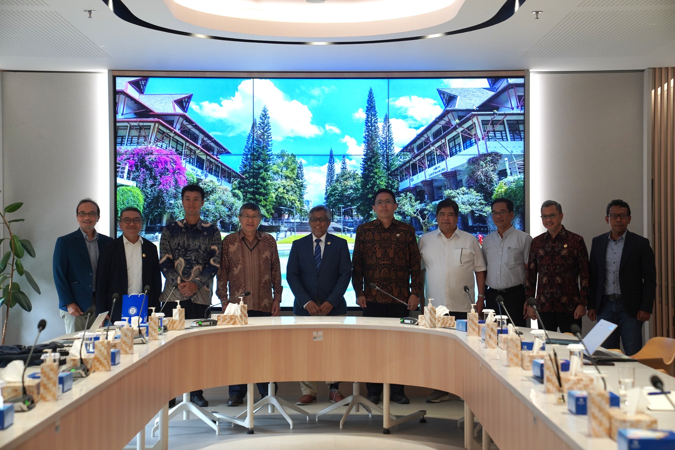 kemdiktisaintek-itb-nedo-dan-pt-toyota-motor-manufacturing-indonesia-jajaki-kerja-sama-strategis-indonesiajepang-di-bidang-energi-bersih-dan-teknologi-industri