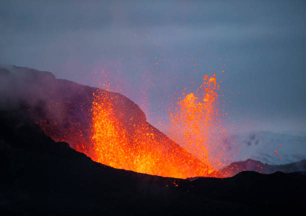 gunung-kembar-lewotobi-erupsi-ahli-itb-ungkap-risiko-aktivitas-vulkanik