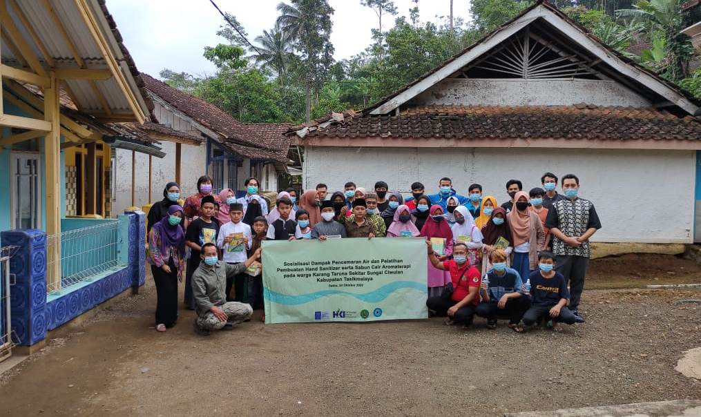 itb-sosialisasikan-dampak-air-tercemar-serta-pelatihan-pembuatan-hand-sanitizer-di-desa-kersamaju-tasikmalaya