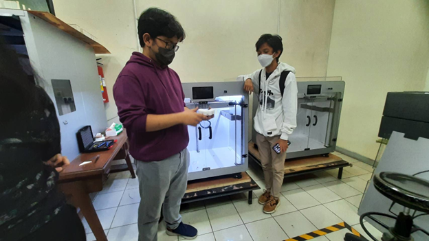 a-demonstration-of-the-fabrication-machines-at-the-itb-architecture-laboratory