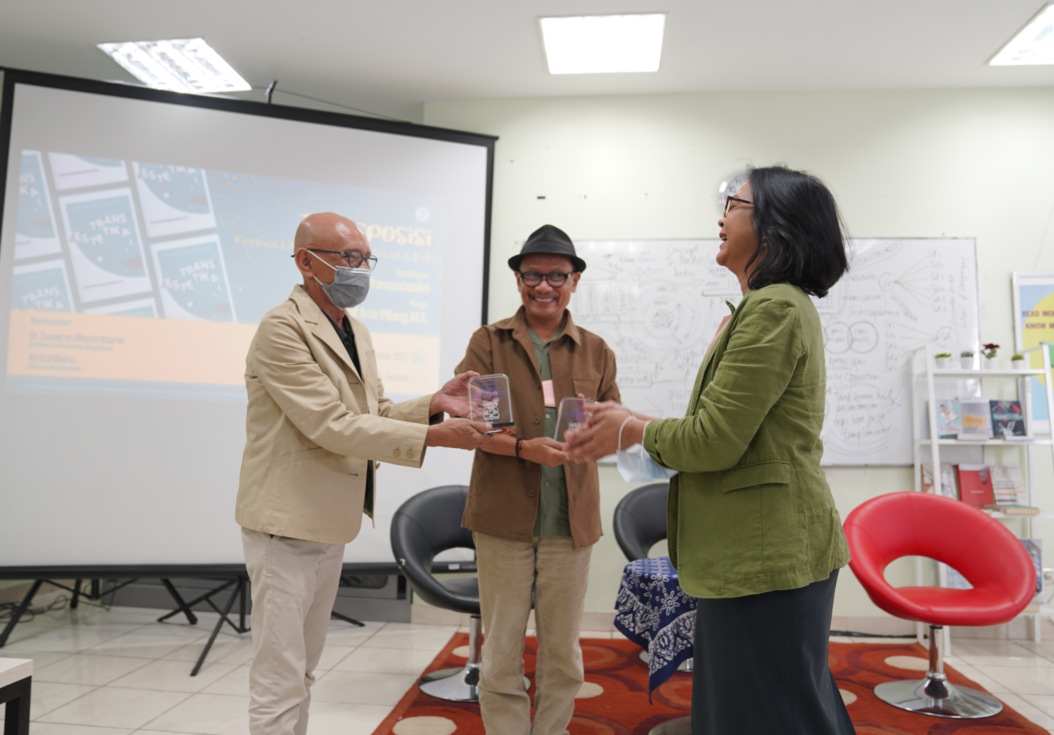 fsrd-itb-selenggarakan-diskusi-dan-bedah-buku-transposisi-festival-literasi-budaya-visual