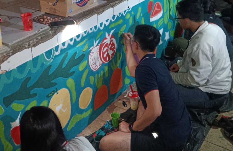 mahasiswa-itb-percantik-pasar-cihapit-dengan-melukis