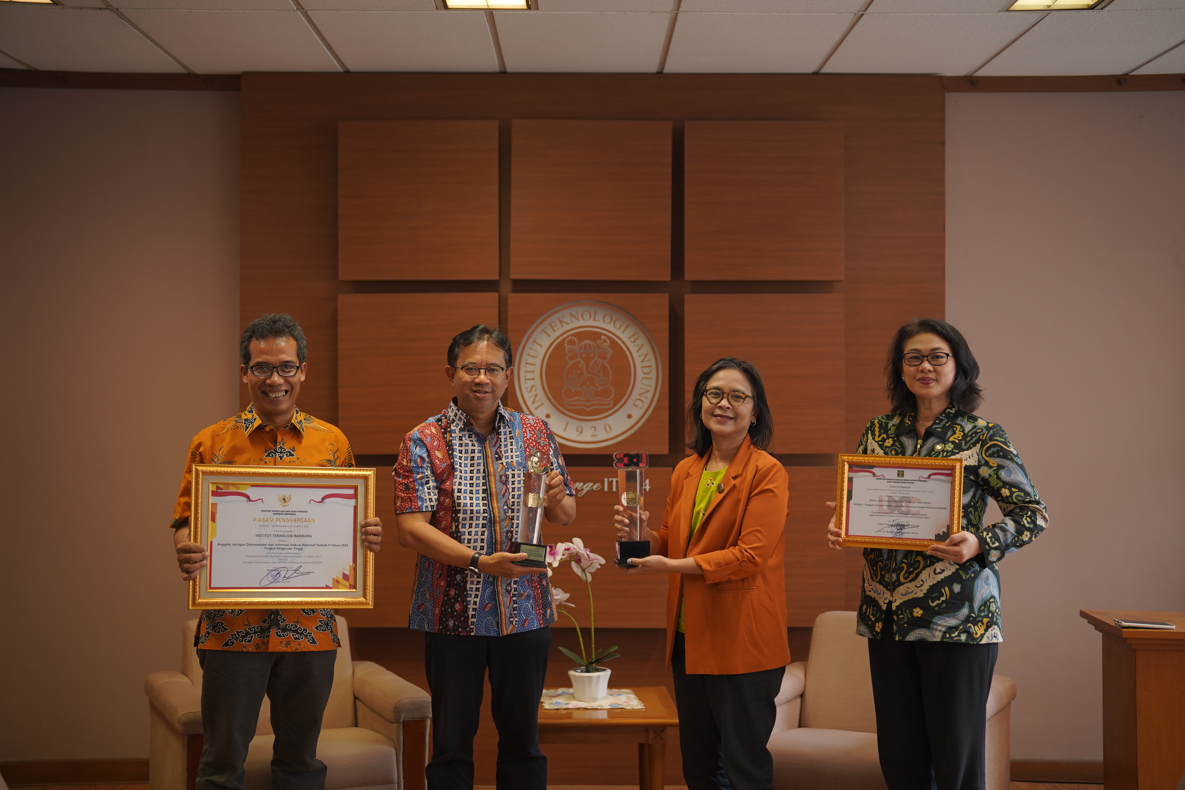 itb-raih-juara-1-ldcc-award-dan-anggota-jdihn-terbaik-ii-untuk-tingkat-perguruan-tinggi-dari-kemenkumham-ri