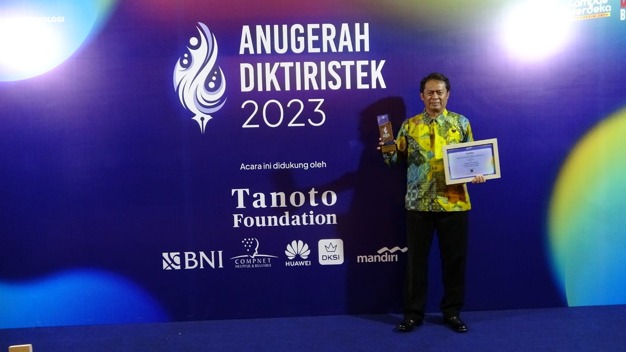 prof-nana-rachmana-syambas-terima-anugerah-prioritas-nasional-bidang-ekonomi-digital