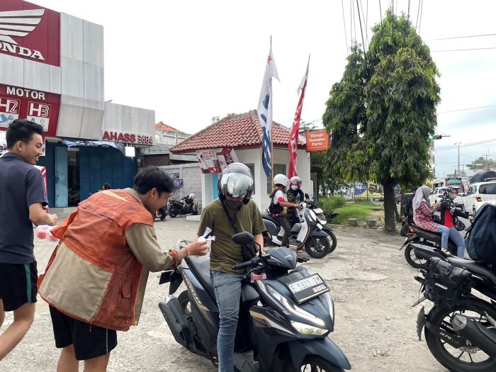 berbagi-berkah-mahasiswa-teknik-perminyakan-itb-kampus-cirebon-berbagi-takjil-kepada-masyarakat-arjawinangun