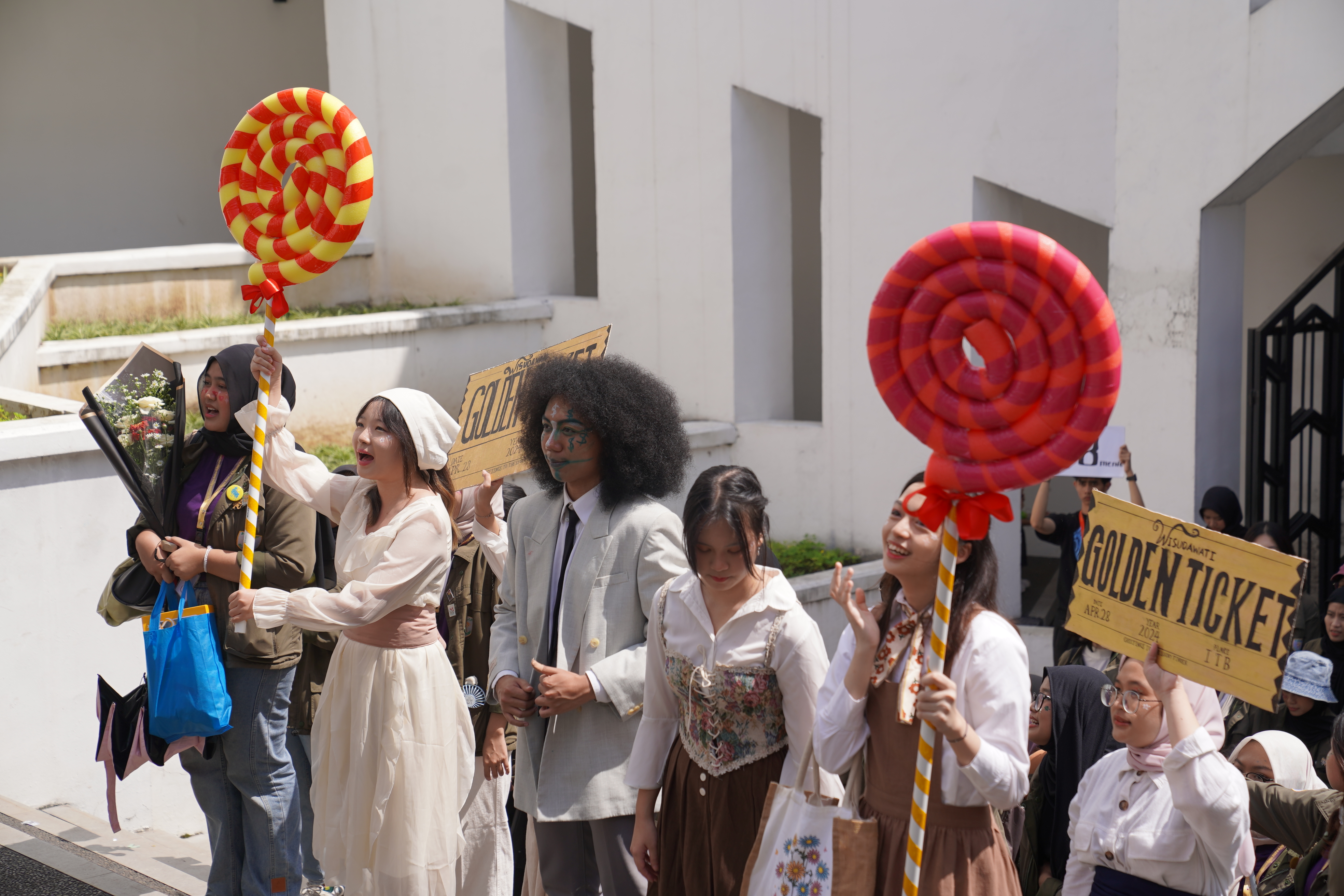 parade-wisuda-itb-2024-perayaan-kelulusan-dengan-tema-teater-kehidupan