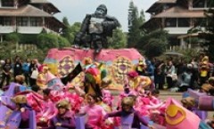 itb-students-parade-enliven-this-aprils-graduation-ceremony