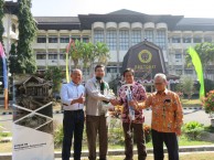 itb-serahkan-alat-penjernih-air-ke-unram-untuk-korban-gempa-lombok