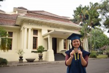 reni-romaulina-wisudawati-inspiratif-yang-berprestasi-di-tengah-keterbatasan