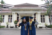cerita-uma-dan-izzah-wisudawan-asal-negeri-jiran-yang-lulus-dari-itb